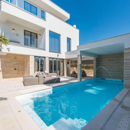 Four Seasons Villa *